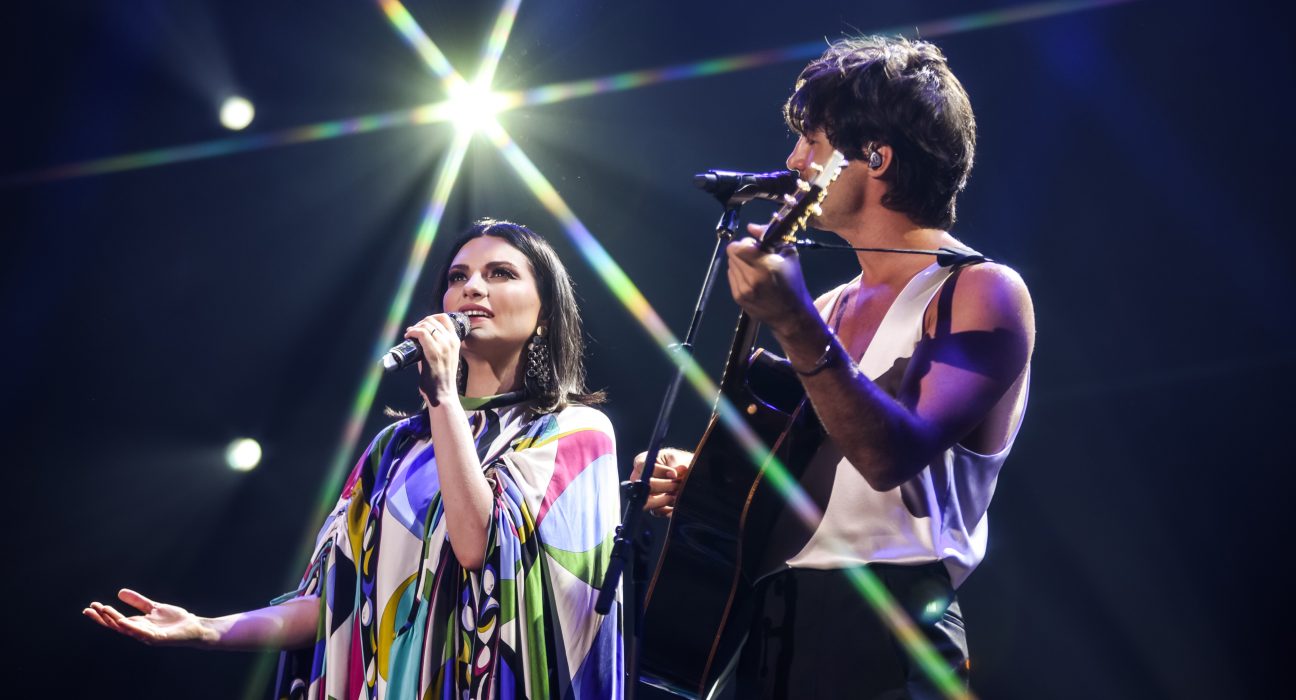 Italiana Laura Pausini (esq.) recebe o brasileiro Tiago Iorc em show no Espaço Unimed (zona oeste de São Paulo) | Julia Gabriel de Magalhães - 2.mar.2024/Divulgação