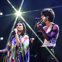 Italiana Laura Pausini (esq.) recebe o brasileiro Tiago Iorc em show no Espaço Unimed (zona oeste de São Paulo) | Julia Gabriel de Magalhães - 2.mar.2024/Divulgação