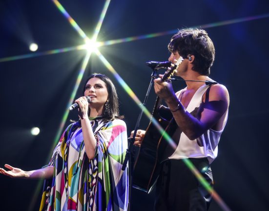 Italiana Laura Pausini (esq.) recebe o brasileiro Tiago Iorc em show no Espaço Unimed (zona oeste de São Paulo) | Julia Gabriel de Magalhães - 2.mar.2024/Divulgação