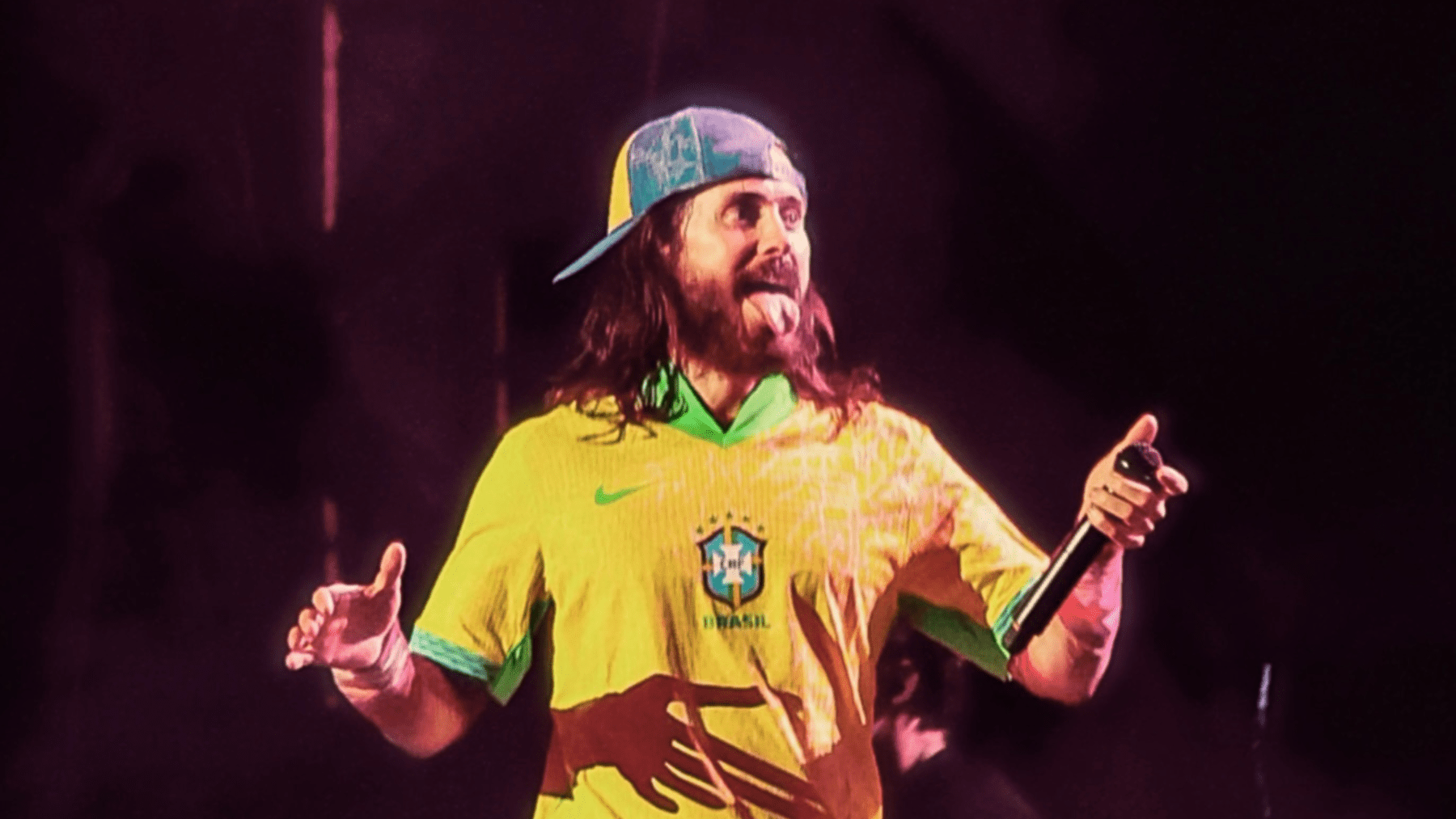 Vocalista Jared Leto usou uma camisa da seleção brasileira durante show do Thirty Seconds to Mars no Lollapalooza Brasil | Carolina Demper - 23.mar.2024/Divulgação