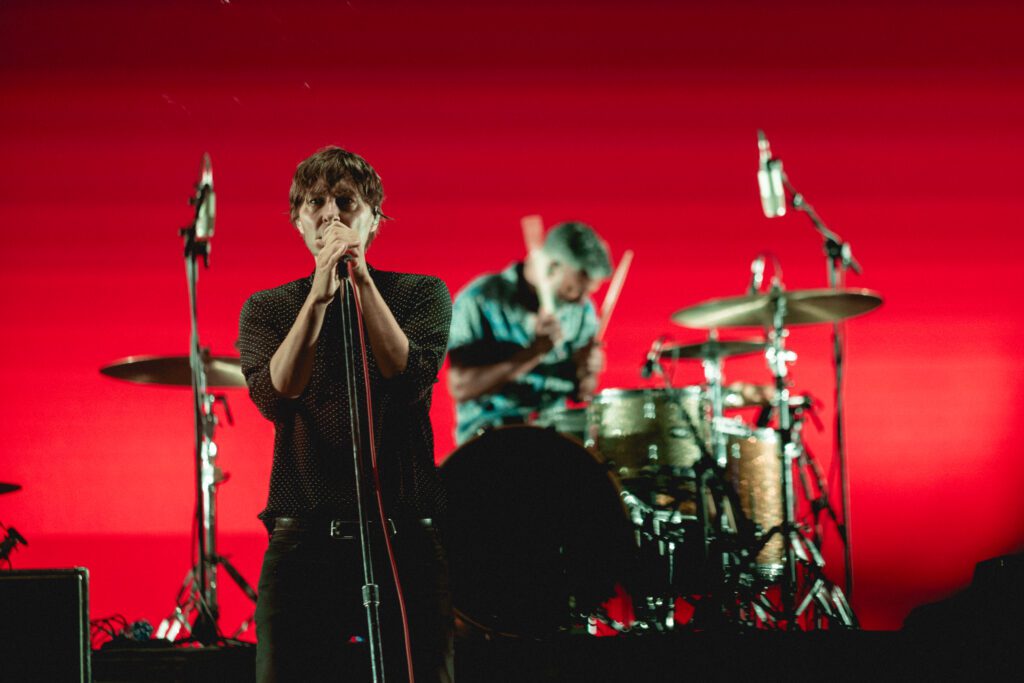 Liderado pelo vocalista Thomas Mars (centro), Phoenix faz show no palco Budweiser no Lollapalooza, no autódromo de Interlagos, em São Paulo | 24.mar.2024/Divulgação