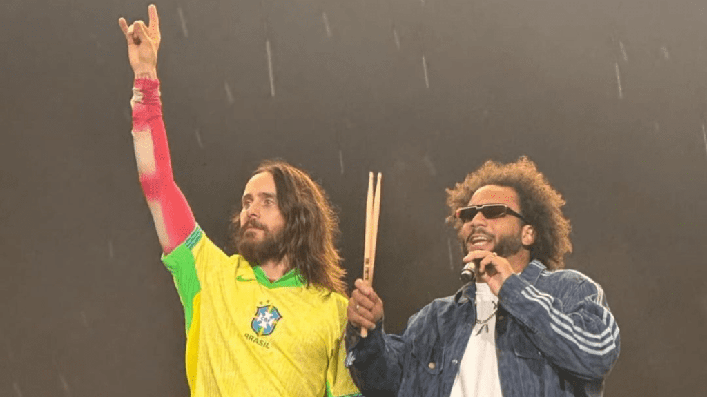 Vocalista Jared Leto (esq.) e jogador do Fluminense Marcelo (dir.) em show do Thirty Seconds to Mars no palco Budweiser do Lollapalooza, , no autódromo de Interlagos, em São Paulo | 23.mar.2024/Reprodução