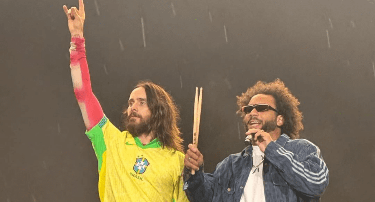 Vocalista Jared Leto (esq.) e jogador do Fluminense Marcelo (dir.) em show do Thirty Seconds to Mars no palco Budweiser do Lollapalooza, , no autódromo de Interlagos, em São Paulo | 23.mar.2024/Reprodução