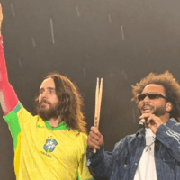 Vocalista Jared Leto (esq.) e jogador do Fluminense Marcelo (dir.) em show do Thirty Seconds to Mars no palco Budweiser do Lollapalooza, , no autódromo de Interlagos, em São Paulo | 23.mar.2024/Reprodução