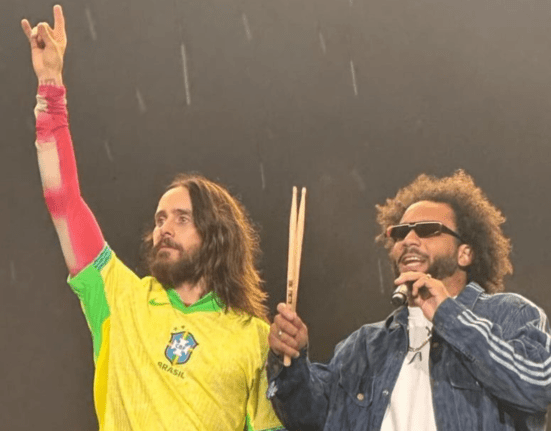 Vocalista Jared Leto (esq.) e jogador do Fluminense Marcelo (dir.) em show do Thirty Seconds to Mars no palco Budweiser do Lollapalooza, , no autódromo de Interlagos, em São Paulo | 23.mar.2024/Reprodução