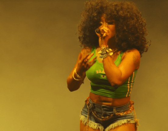 SZA se apresenta no palco Budweiser no Lollapalooza, no autódromo de Interlagos, em São Paulo | 24.mar.2024/Reprodução