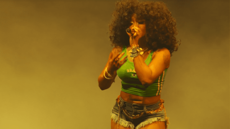 SZA se apresenta no palco Budweiser no Lollapalooza, no autódromo de Interlagos, em São Paulo | 24.mar.2024/Reprodução