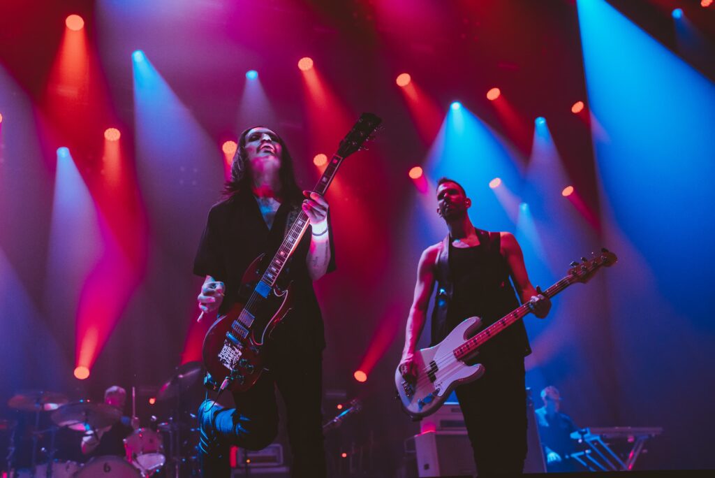 Vocalista Brian Molko (esq.) e guitarrista e baixista Stefan Olsdal em show do Placebo da turnê do álbum 'Never Let Me Go', no Espaço Unimed, em São Paulo | Rafael Strabelli - 17.mar.2024/Divulgação