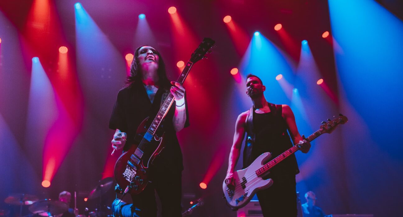 Vocalista Brian Molko (esq.) e guitarrista e baixista Stefan Olsdal em show do Placebo da turnê do álbum 'Never Let Me Go', no Espaço Unimed, em São Paulo | Rafael Strabelli - 17.mar.2024/Divulgação