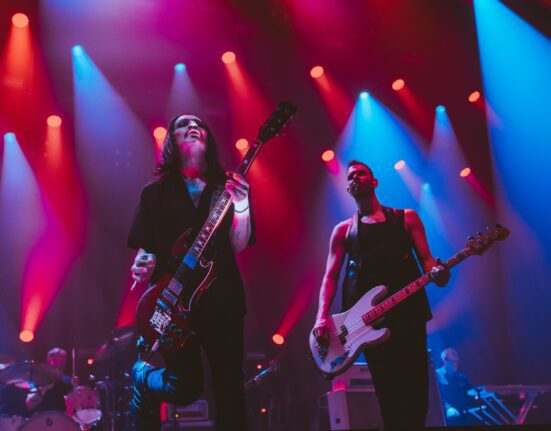 Vocalista Brian Molko (esq.) e guitarrista e baixista Stefan Olsdal em show do Placebo da turnê do álbum 'Never Let Me Go', no Espaço Unimed, em São Paulo | Rafael Strabelli - 17.mar.2024/Divulgação