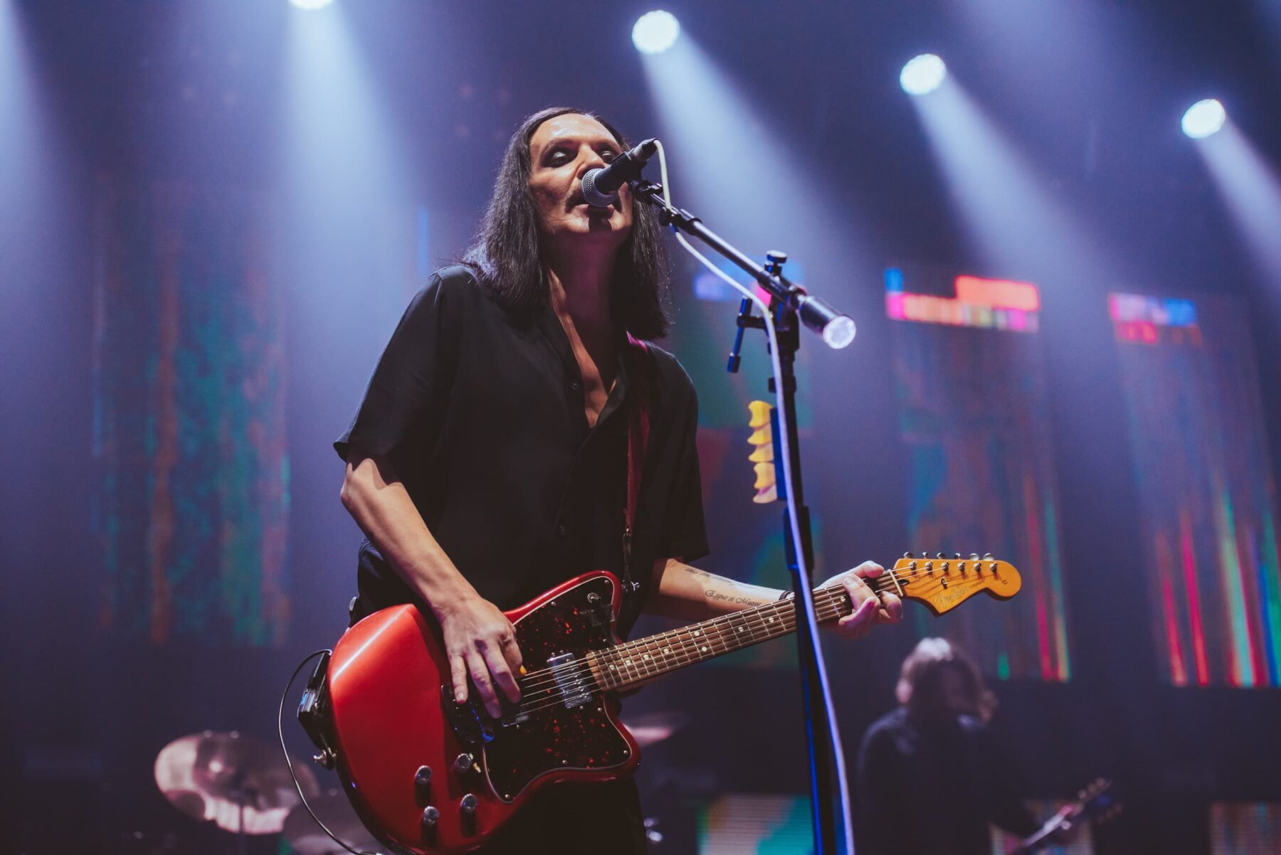 Brian Molko, vocalista do Placebo, em show da turnê do álbum 'Never Let Me Go', no Espaço Unimed, em São Paulo | Rafael Strabelli - 17.mar.2024/Divulgação