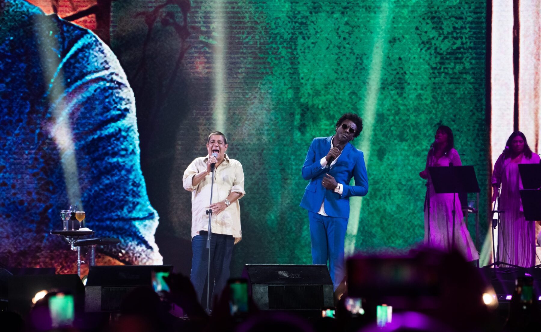 Zeca Pagodinho (esq.) e Seu Jorge no primeiro show da turnê 'Zeca Pagodinho 40 Anos' no estádio Engenhão, no Rio | Will Aleixo - 4.fev.2024/Divulgação