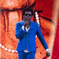 Seu Jorge no primeiro show da turnê 'Zeca Pagodinho 40 Anos' no estádio Engenhão, no Rio | Will Aleixo - 4.fev.2024/Divulgação