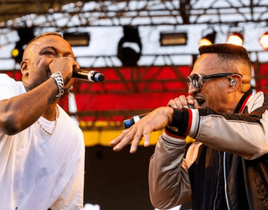 Djonga recebe Mano Brown em show no festival Sarará, na esplanada do Mineirão, em Belo Horizonte | Bruno Figueiredo - 31.ago.2019/Divulgação