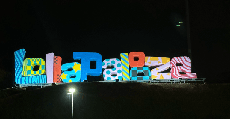 Letreiro da 11ª Lollapalooza no autódromo de Interlagos, na zona sul de São Paulo | Amon Borges - 23.mar.2024/Portal Lineup