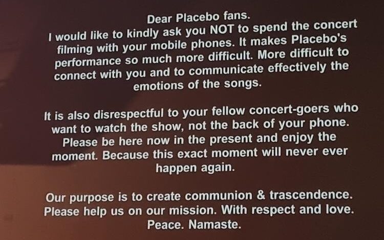 Mensagem no telão do Espaço Unimed antes do show do Placebo pede que fãs não passem o show filmando | Lorena Amazona - 17.mar.2024/Portal Lineup