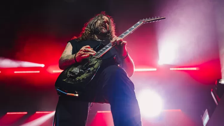 Guitarrista Andreas Kisser em show da turnê 'Celebrating Live Through Death', no Arena Hall, em Belo Horizonte | 1º.mar.2024/Pridiabr/Divulgação