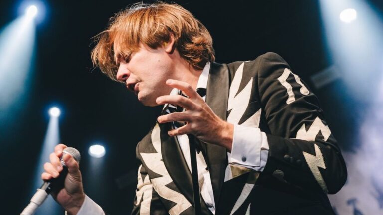 Vocalista Pelle Almqvist em show do grupo sueco The Hives na programação do Popoload Gig, no Tokio Marine Hall, em São Paulo Camila Cara - 15.out.2024/Divulgação