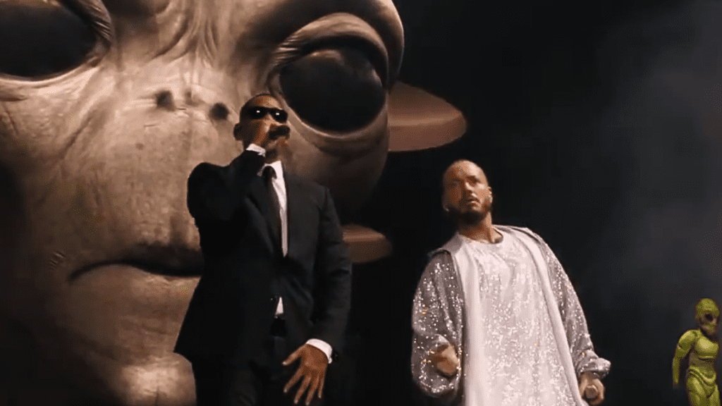 Will Smith (esq.) e J Balvin em show do astro colombiano de reggaeton no festival Coachella, em Indio, na Califórnia | 14.abr.2024/Reprodução