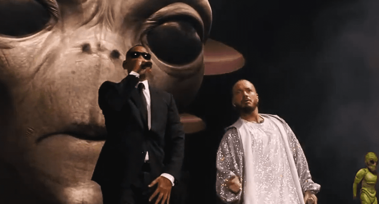 Will Smith (esq.) e J Balvin em show do astro colombiano de reggaeton no festival Coachella, em Indio, na Califórnia | 14.abr.2024/Reprodução