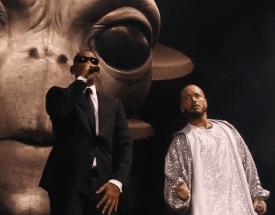 Will Smith (esq.) e J Balvin em show do astro colombiano de reggaeton no festival Coachella, em Indio, na Califórnia | 14.abr.2024/Reprodução