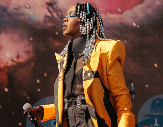 Lauryn Hill em participação especial no show de seu filho YG Marley no festival Coachella, em Indio, na Califórnia | 14.abr.2024/Divulgação