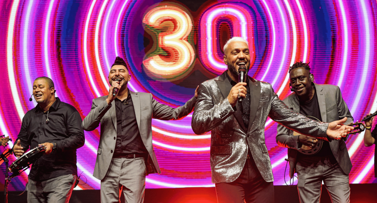 Grupo Soweto com vocalista Belo (à frente) em apresentação durante divulgação de turnê de 30 anos DIvulgação