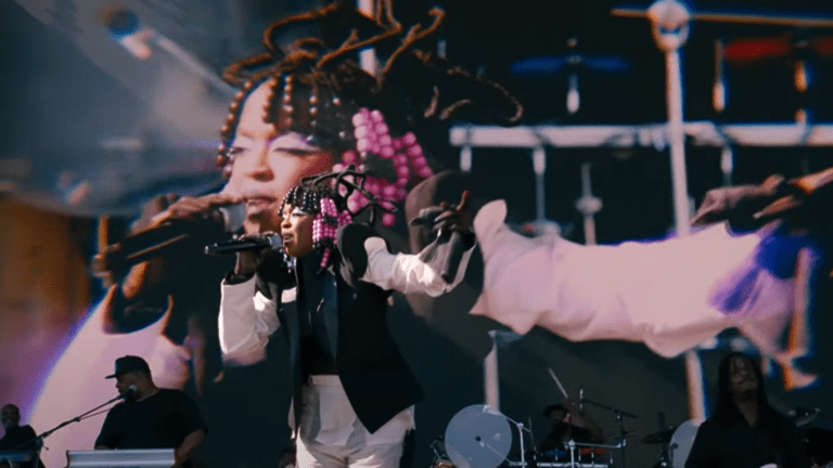 Lauryn Hill em participação especial no show de seu filho YG Marley no segundo fim de semana do festival Coachella, em Indio, na Califórnia | Arturo Holmes - 21.abr.2024/Reprodução