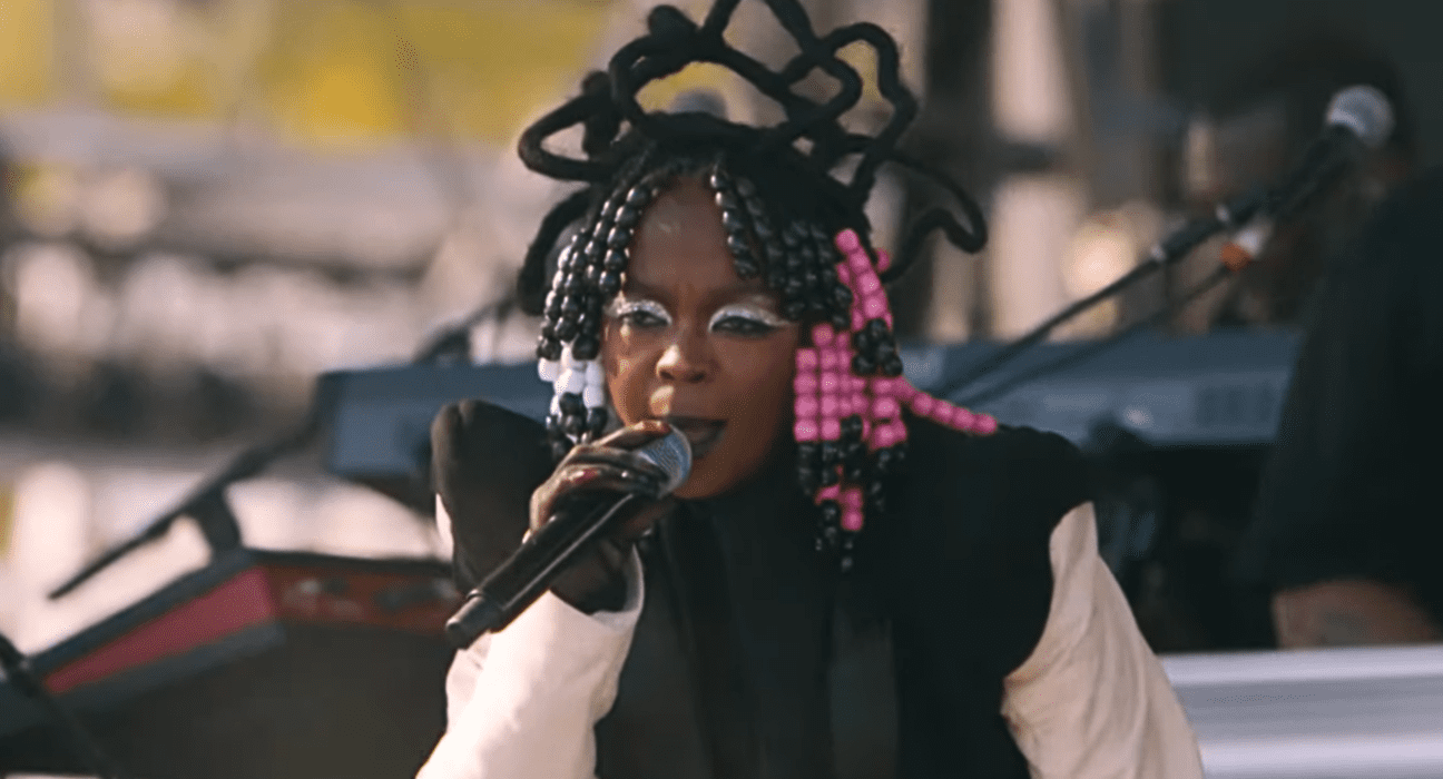 Lauryn Hill em participação especial no show de seu filho YG Marley no segundo fim de semana do festival Coachella, em Indio, na Califórnia | Arturo Holmes - 21.abr.2024/Reprodução