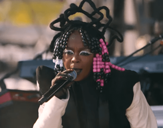 Lauryn Hill em participação especial no show de seu filho YG Marley no segundo fim de semana do festival Coachella, em Indio, na Califórnia | Arturo Holmes - 21.abr.2024/Reprodução