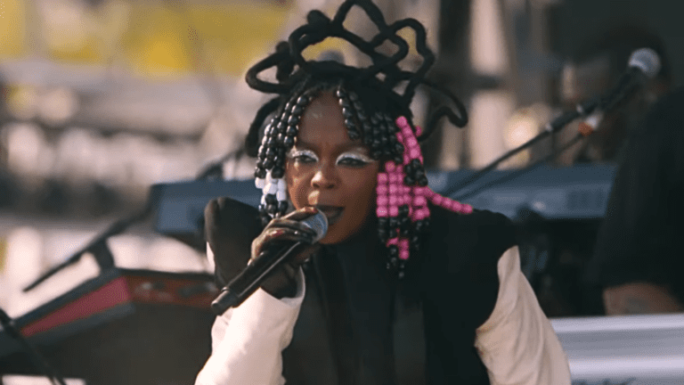 Lauryn Hill em participação especial no show de seu filho YG Marley no segundo fim de semana do festival Coachella, em Indio, na Califórnia | Arturo Holmes - 21.abr.2024/Reprodução