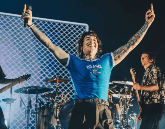 Oliver Sykes, vocalista do grupo inglês Bring me the Horizon, em show na Vibra São Paulo, casa na capital paulista | Camila Cara - 16.dez.2022/Divulgação