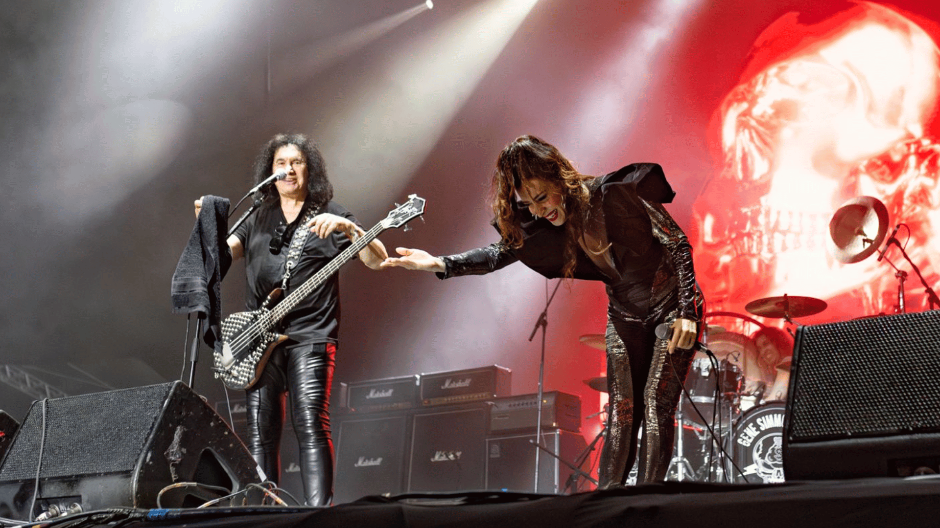 Gene Simmons (esq.) e cantora brasileira Miranda Kassin em show com a Gene Simmons Band no Summer Breeze Festival, no Memorial da América Latiina, em SP I Arthur Waismann - 26.abr.2024/Divulgação