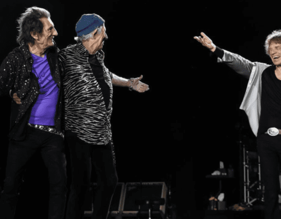 Ron Wood (esq.), Keith Richards (centro) e Mick Jagger, do Rolling Stones, em show da turnê '24 Hackney Diamonds' no NRG Stadium, na cidade americana de Houston, no Texas | Kevin Mazur - 28.abr.2024/Divulgação