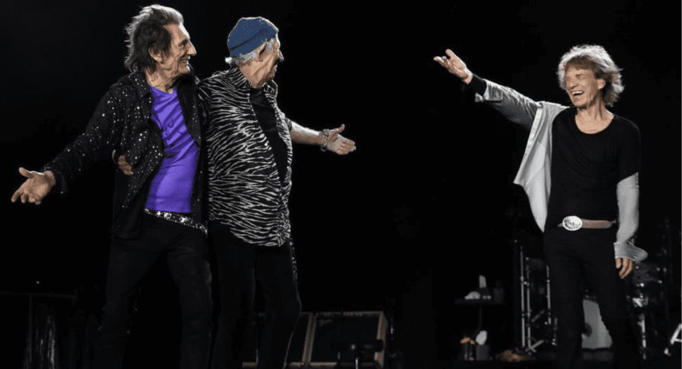 Ron Wood (esq.), Keith Richards (centro) e Mick Jagger, do Rolling Stones, em show da turnê '24 Hackney Diamonds' no NRG Stadium, na cidade americana de Houston, no Texas | Kevin Mazur - 28.abr.2024/Divulgação