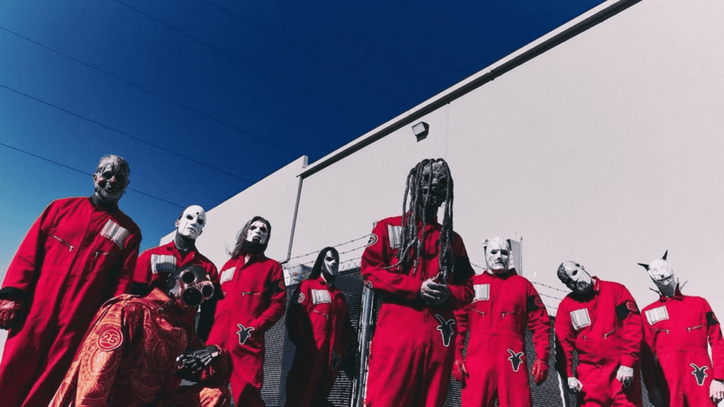 Slipknot em pose para foto (esq. p/ dir.): Michael Shawn Crahan, Sid, Eloy Casagrande, James Root, Mick Thomson, Corey Taylor, Alessandro Venturella e Mike Pfaff | DIvulgação