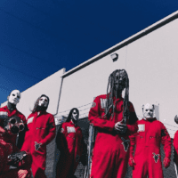 Slipknot em pose para foto (esq. p/ dir.): Michael Shawn Crahan, Sid, Eloy Casagrande, James Root, Mick Thomson, Corey Taylor, Alessandro Venturella e Mike Pfaff | DIvulgação