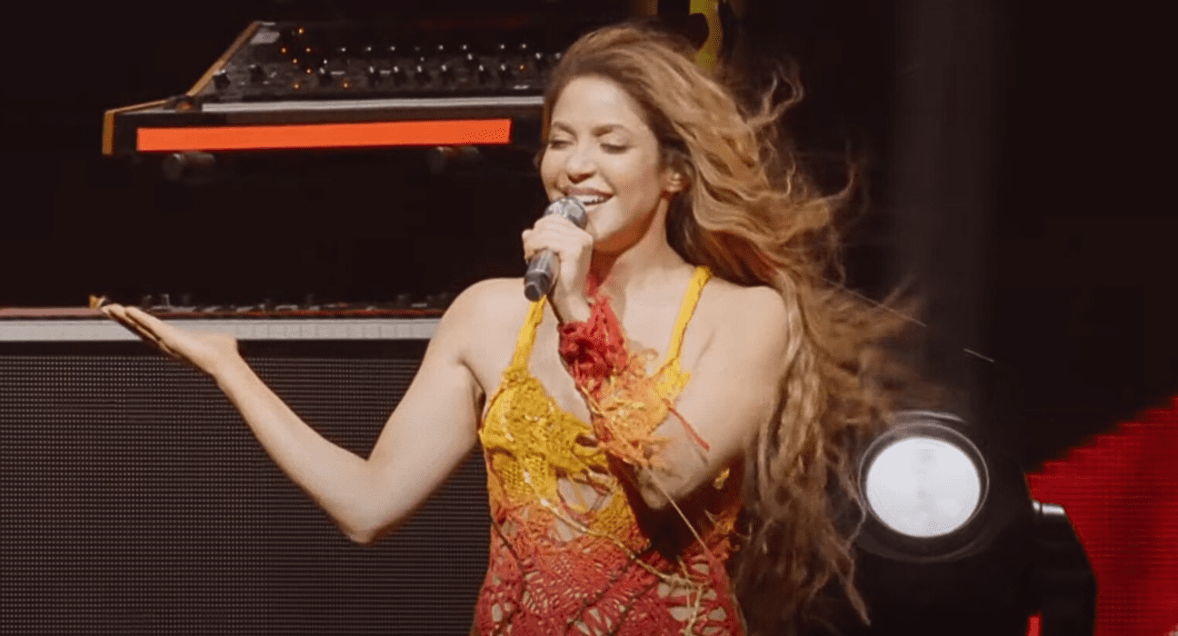 Shakira em show supresa no set de Bizarrap no festival Coachella, em Indio, na Califórnia | 12.abr.2024/Reprodução