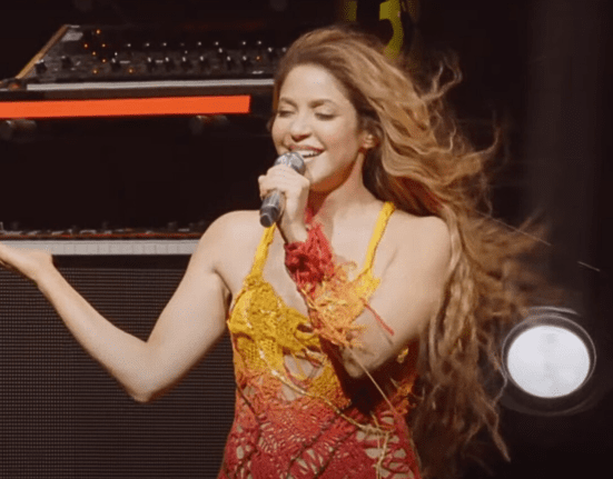 Shakira em show supresa no set de Bizarrap no festival Coachella, em Indio, na Califórnia | 12.abr.2024/Reprodução