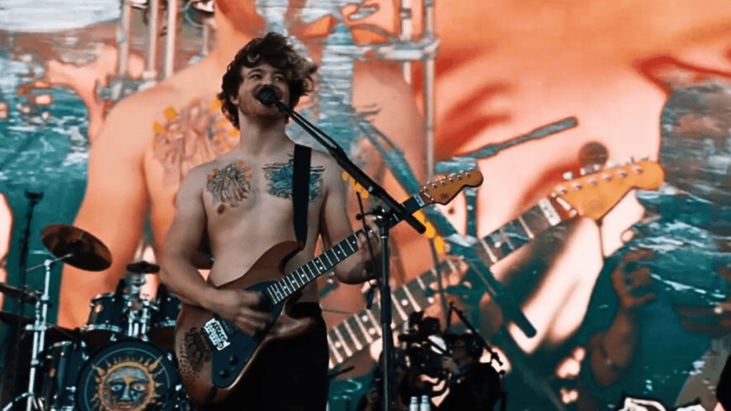 Jakob Nowell em show do Sublime no palco principal da 23ª edição do Coachella, em Indio, no deserto da Califórnia | 13.abr.2024/Reprodução