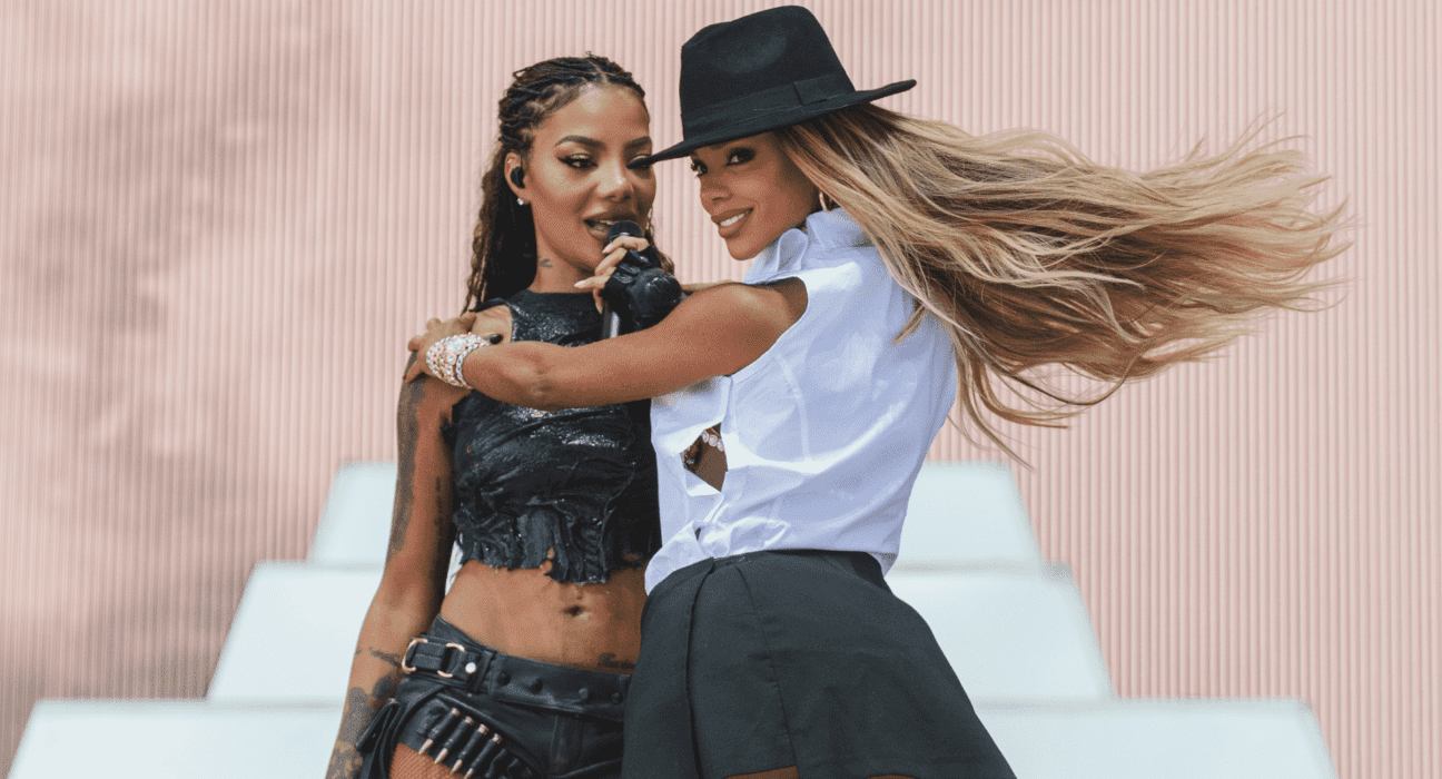 Ludmilla (esq.) e Brunna Gonçalves, sua mulher, em show na 23ª edição do Coachella, festival realizado em Indio, região de deserto na Califórnia | Steff Lima - 14.abr.2024/Divulgação