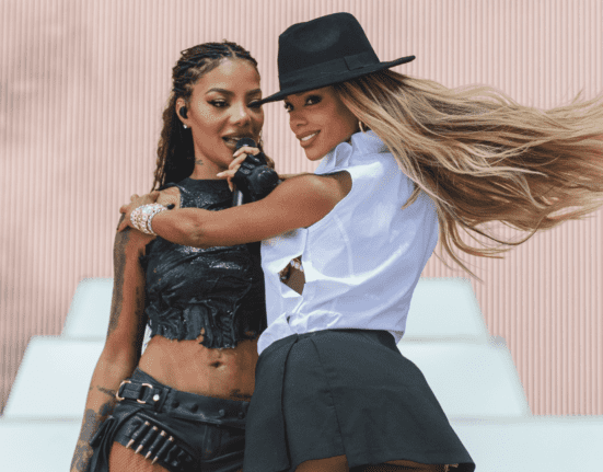 Ludmilla (esq.) e Brunna Gonçalves, sua mulher, em show na 23ª edição do Coachella, festival realizado em Indio, região de deserto na Califórnia | Steff Lima - 14.abr.2024/Divulgação