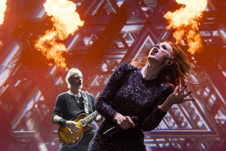 Vocalista Simone Simons à frente da banda holandesa Epica em show na segunda edição do Summer Breeze Brasil, no Memorial da América Latina, em São Paulo | Marcos Hermes - 27.abr.2024/Divulgação