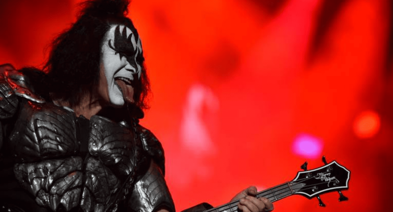 Gene Simmons, vocalista e baixista do Kiss, em show da turnê 'End of the Road', na Arena do Grêmio, em Porto Alegre | Zé Carlos de Andrade - 26.abr.2022/Divulgação