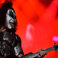 Gene Simmons, vocalista e baixista do Kiss, em show da turnê 'End of the Road', na Arena do Grêmio, em Porto Alegre | Zé Carlos de Andrade - 26.abr.2022/Divulgação