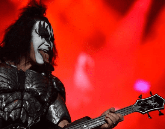 Gene Simmons, vocalista e baixista do Kiss, em show da turnê 'End of the Road', na Arena do Grêmio, em Porto Alegre | Zé Carlos de Andrade - 26.abr.2022/Divulgação