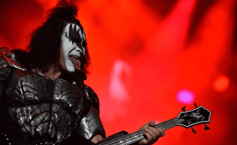 Gene Simmons, vocalista e baixista do Kiss, em show da turnê 'End of the Road', na Arena do Grêmio, em Porto Alegre | Zé Carlos de Andrade - 26.abr.2022/Divulgação