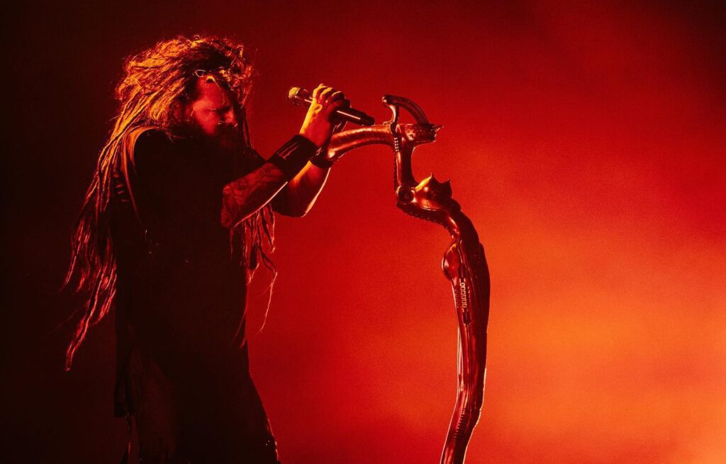 Jonathan Davis, vocalista do Korn, durante performance no festival Aftershock, em Sacramento, Califórnia, nos Estados Unidos | Nathan Zucker - 7.out.2023/Divulgação