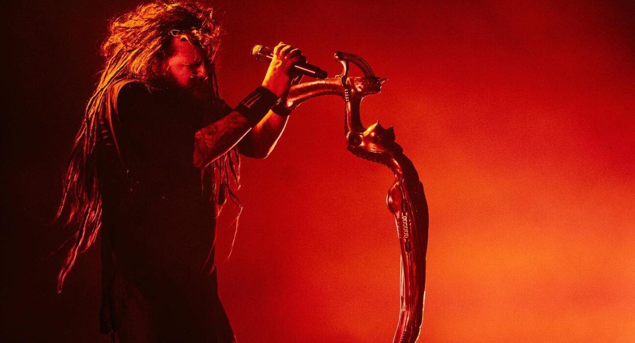 Jonathan Davis, vocalista do Korn, durante performance no festival Aftershock, em Sacramento, Califórnia, nos Estados Unidos | Nathan Zucker - 7.out.2023/Divulgação