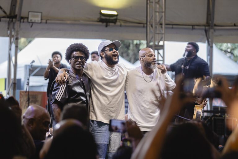 Rapper Emicida (centro) participa de show da dupla de samba Prettos, com Magnu Sousá (esq.) e Maurilio de Oliveira, no festival Feira Preta, realizado no parque Ibirapuera, em São Paulo | Evensen - 4.mai.2024/Divulgação